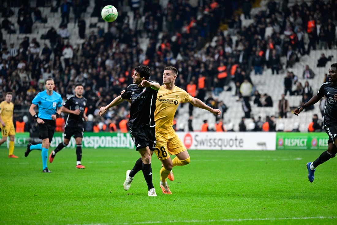 Bodø/Glimts Oscar Kapskarmo i duell med en Besiktas-spiller under fjorårets bortekamp i Istanbul. 
