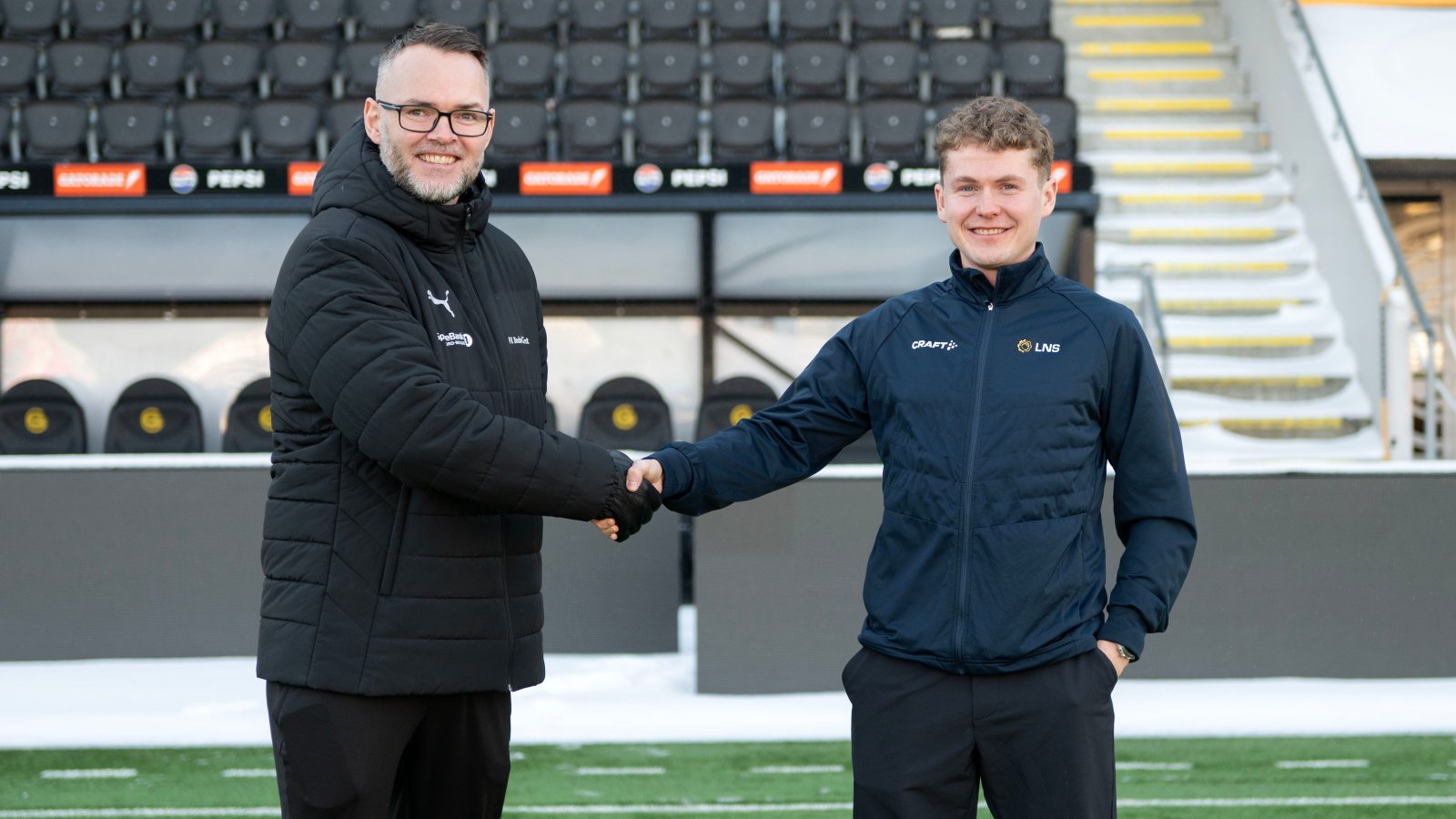 Bodø/Glimt og LNS takker hverandre for et videre samarbeid ute på banen på Aspmyra. 