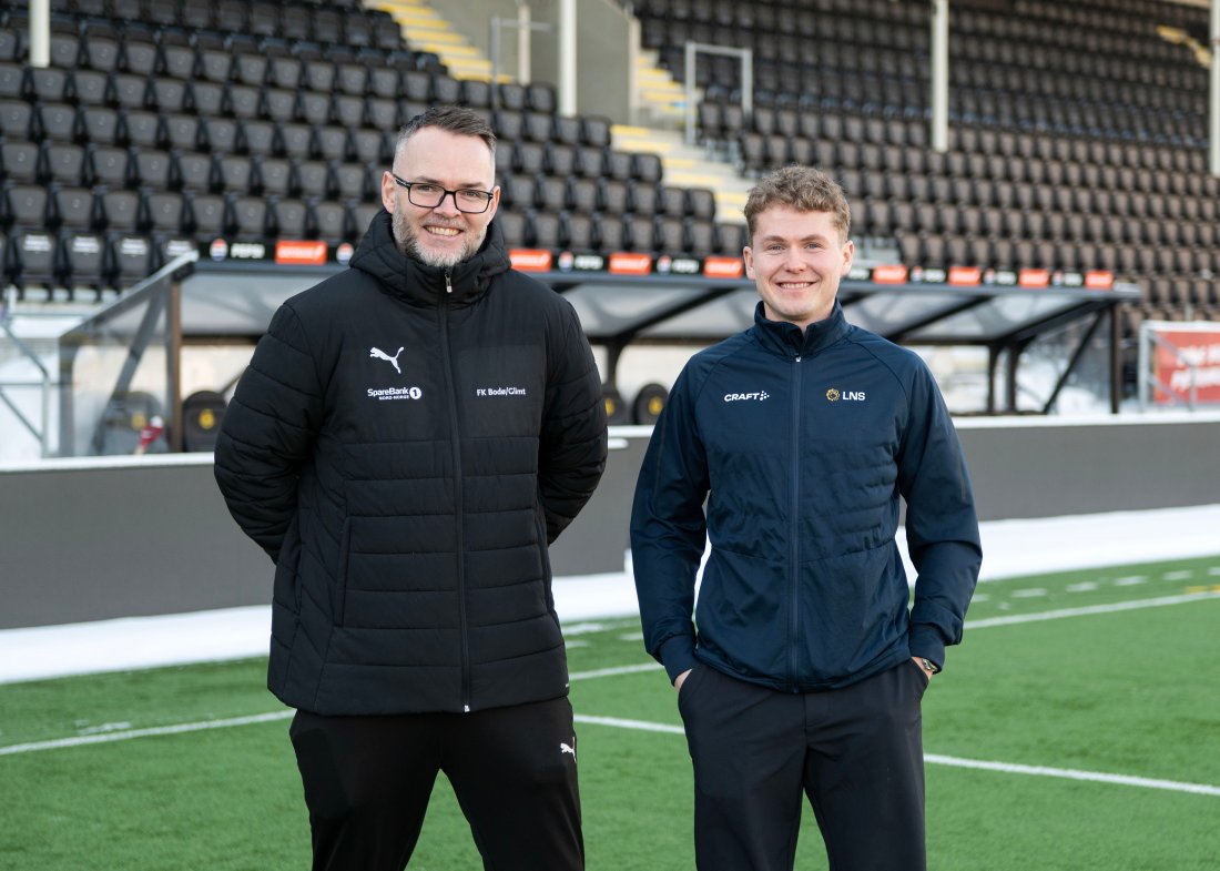 Tom Steffensen og LNS smiler til kamera foran hovedtribunen på Aspmyra. 