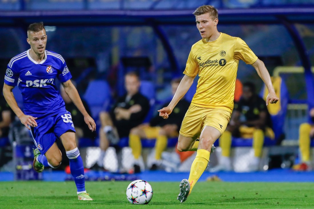 Zagreb, Kroatia 20220824. Bodø/Glimts Alfons Sampsted t.h. i aksjon i returkampen i fjerde kvalifiseringsrunde til Champions League i fotball mellom Dinamo Zagreb og Bodø/Glimt på Stadion Maksimir i Zagreb.Foto: Nikola Krstic / NTB