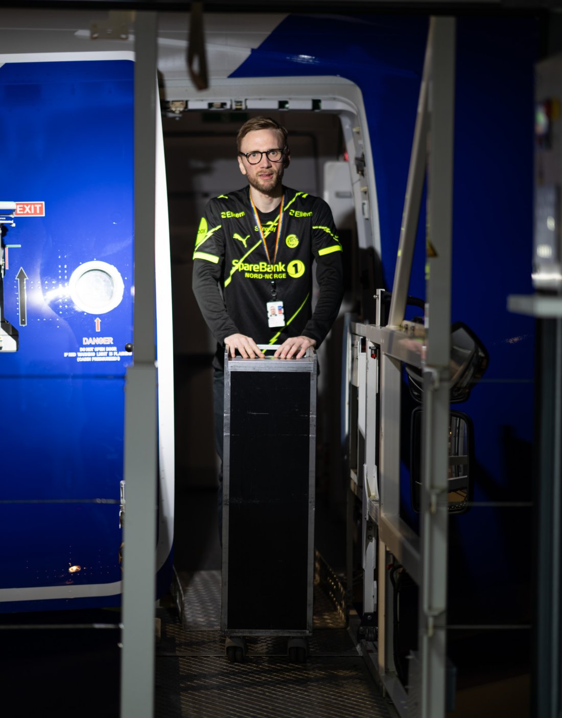 Lasse er en av de som har ansvaret for at alle fly er rengjort og har det de trenger når de første passasjerene skal ombord på morgenen. Foto: Oda Viken