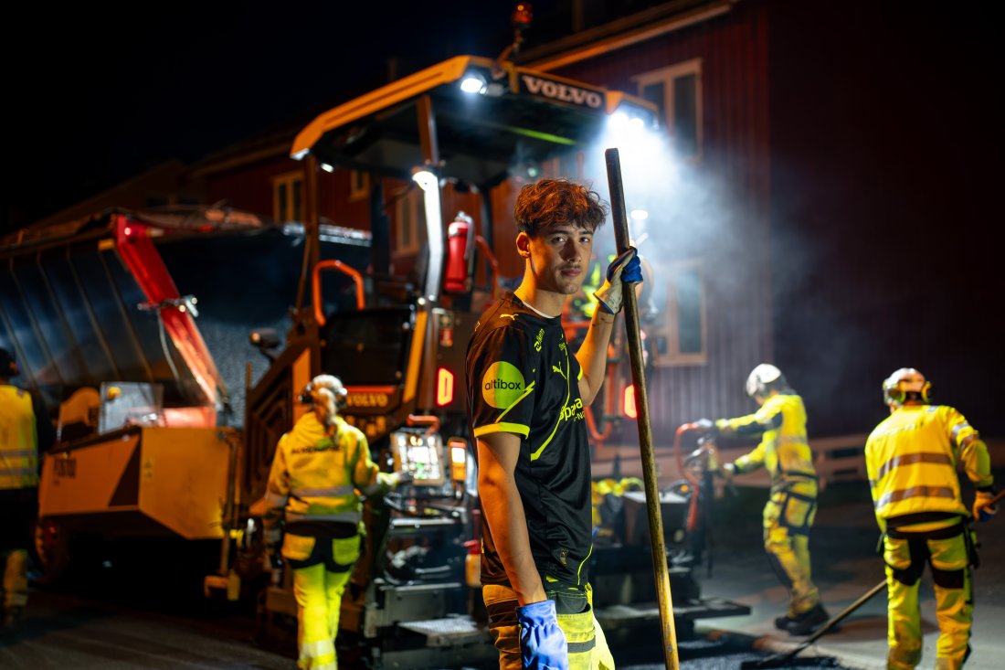 Lyset i refleksen på trøya kan også minne om refleksen vi ser på arbeidsklærne til de som må være synlige i mørket. Foto: Rune Larsen
