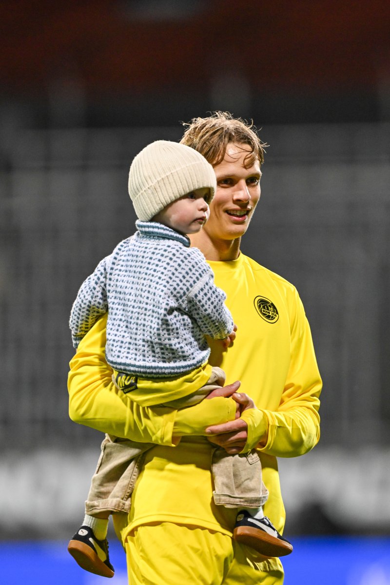 Ulrik Saltnes var endelig tilbake på banen da Glimt slo Molde i høst. Her gratuleres han av sønnen etter kampen
