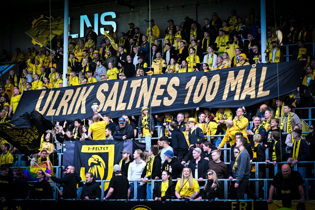 Supporterne gratulerer Ulrik Saltnes med 100 Glimt-scoringer