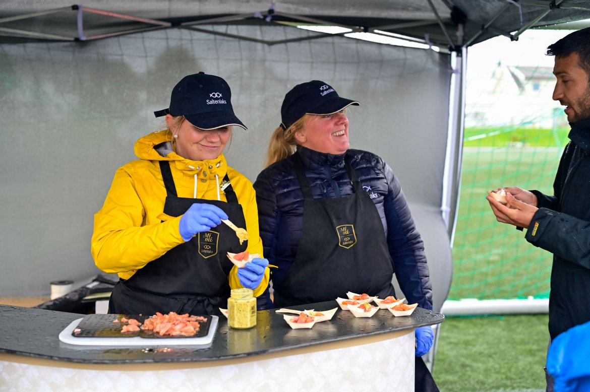 Saltenlaks delte ut smaksprøver i Fanzone før laksekampen. 