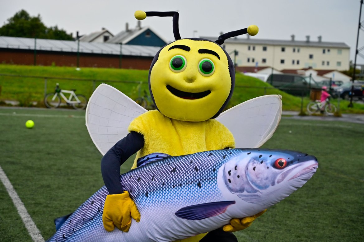 Putte hadde med seg laks til Fanzone. 