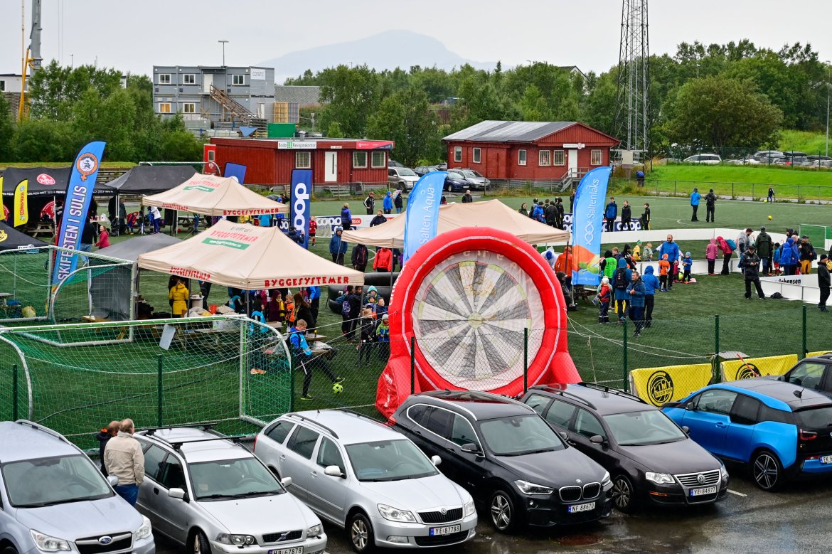 Mange tok turen innom Fanzone før laksekampen tross regnvær.