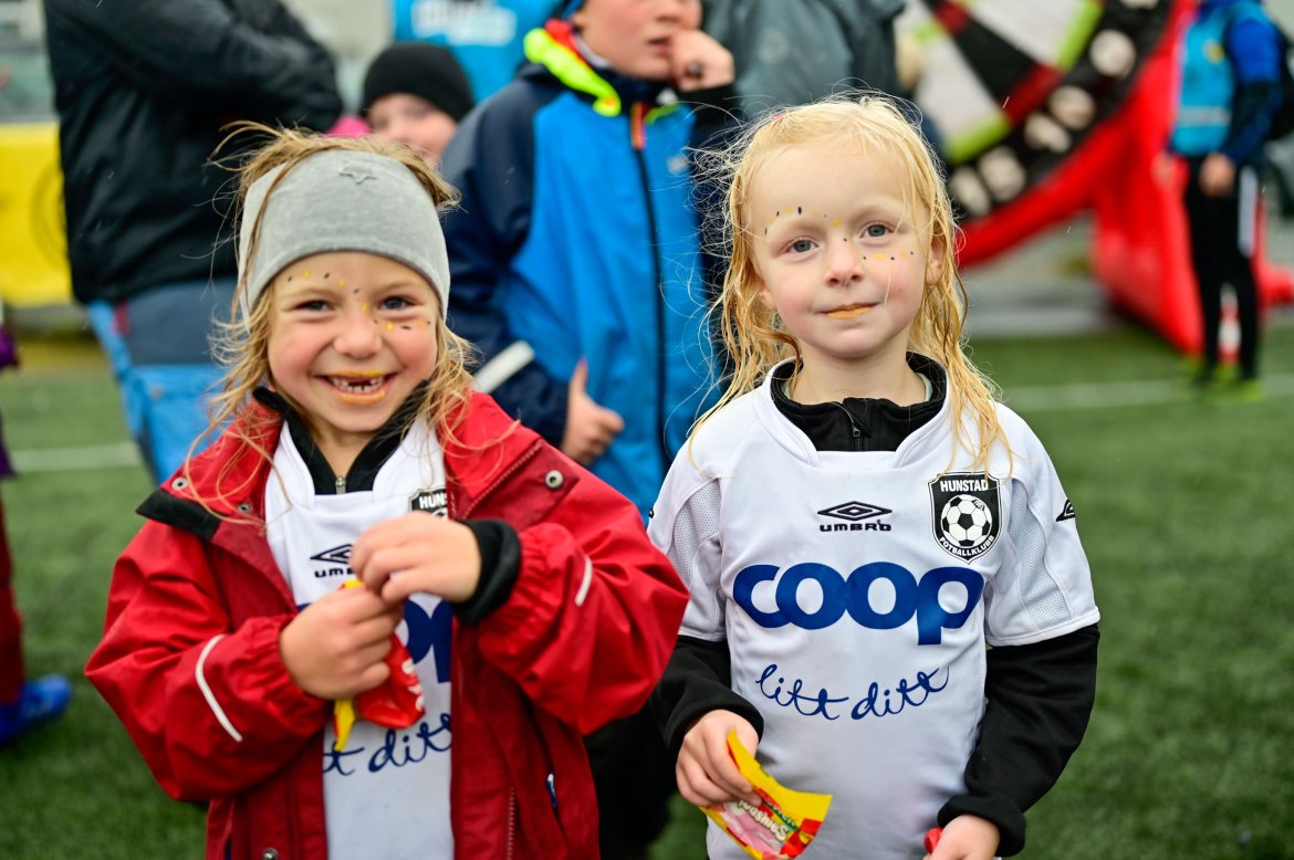 Litt dårlig vær stoppet ikke oppmøtet i Fanzone før laksekampen.