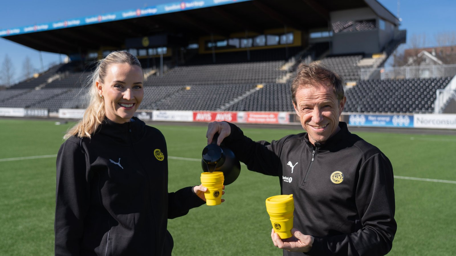 Marlen Hamsund og Ørjan Berg viser frem den nye foldekoppen som skal brukes under årets Action Now turnering