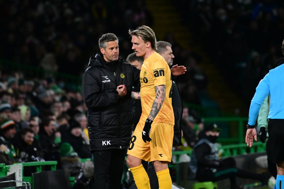 Kjetil Knutsen takker av Runar Espejord som byttes ut under kampen mot Celtic på Celtic Park i Glasgow.JPG