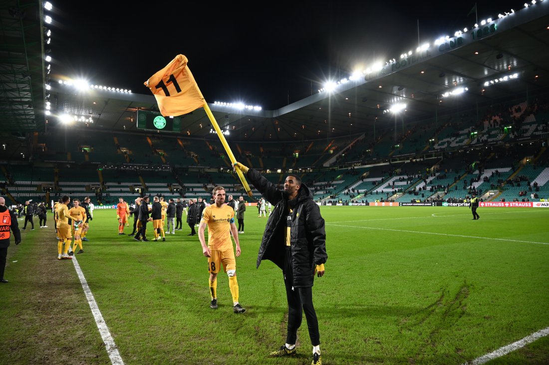 Amahl Pellegrino feirer med fansen etter seieren 3-1 mot Celtic  i Glasgow på Celtic Park løfter drakt på cornerflagg høyt til værs .JPG