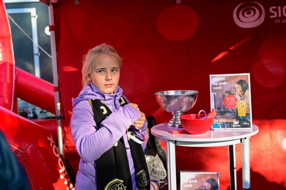 Fanzone før Molde-kampen på Aspmyra 2022. Fanzone+. Signal Bredbånd.