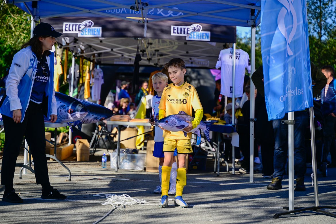 Fanzone før Molde-kampen på Aspmyra 2022. Fanzone+. Salten Aqua sitt telt.