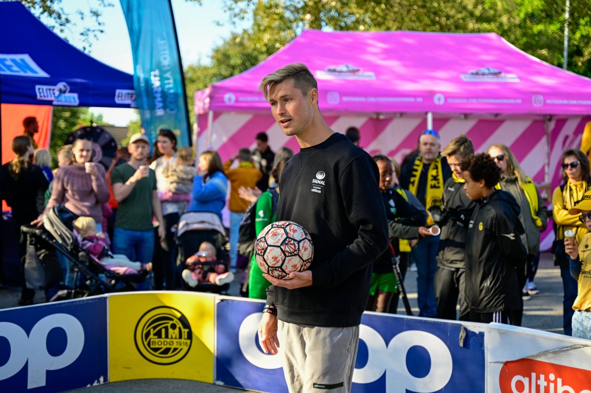 Fanzone før Molde-kampen på Aspmyra 2022. Fanzone+. Tobias Becs i ballbingen.