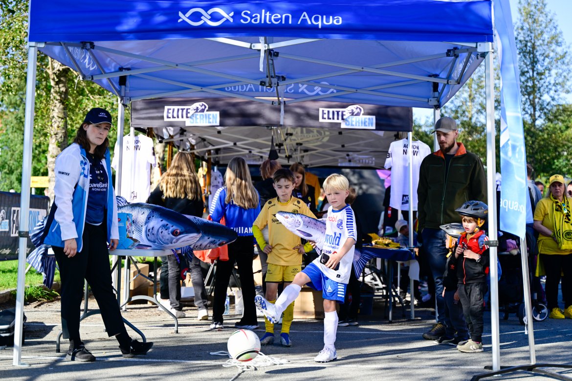 Fanzone før Molde-kampen på Aspmyra 2022. Fanzone+. Salten Aqua sin stand.