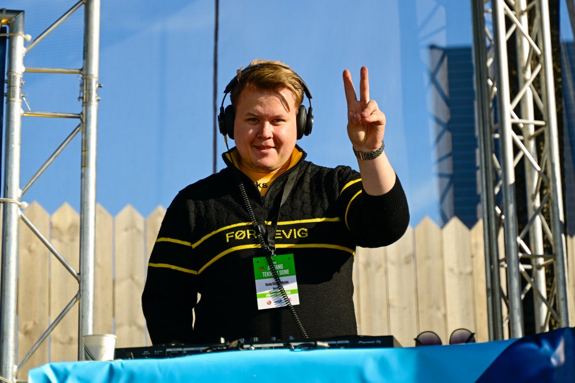 Fanzone før Molde-kampen på Aspmyra 2022. Fanzone+. Mathias Lauritzen var DJ.