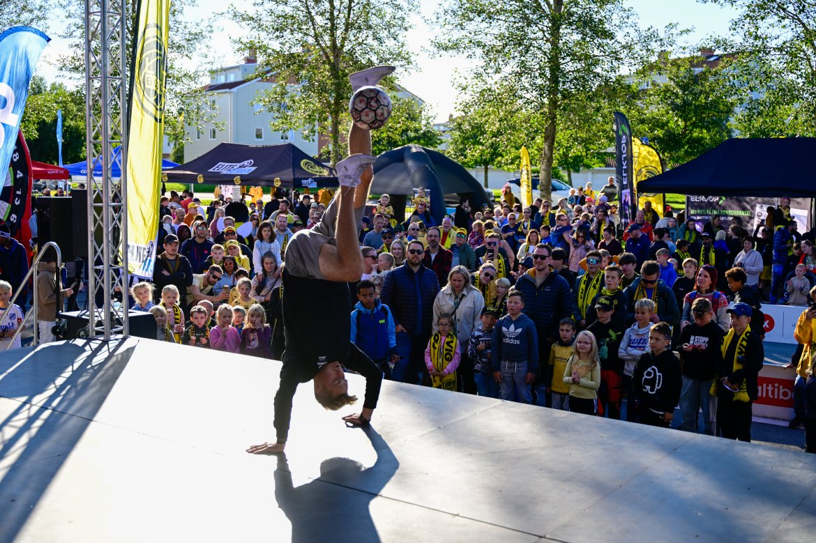 Fanzone før Molde-kampen på Aspmyra 2022. Fanzone+. Tobias Becs viser frem triks på scenen. Verdensmester i triksing.