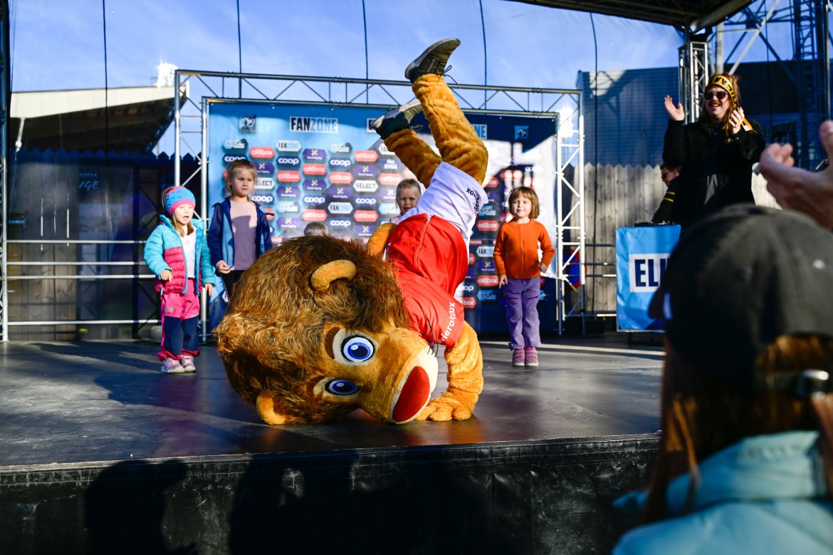 Fanzone før Molde-kampen på Aspmyra 2022. Fanzone+. Løvis danser BliMe-dansen.