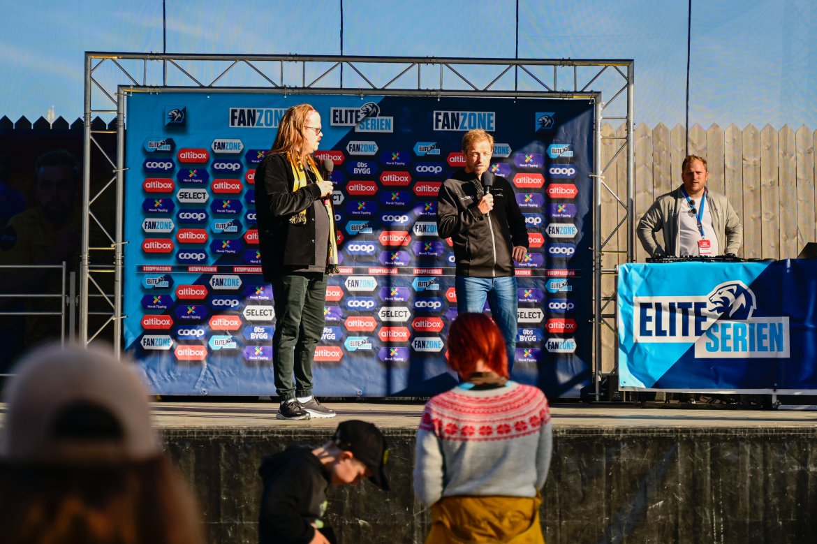 Fanzone før Molde-kampen på Aspmyra 2022. Fanzone+. Aleksander Emilsen intervjuer Ørjan Berg på scenen.