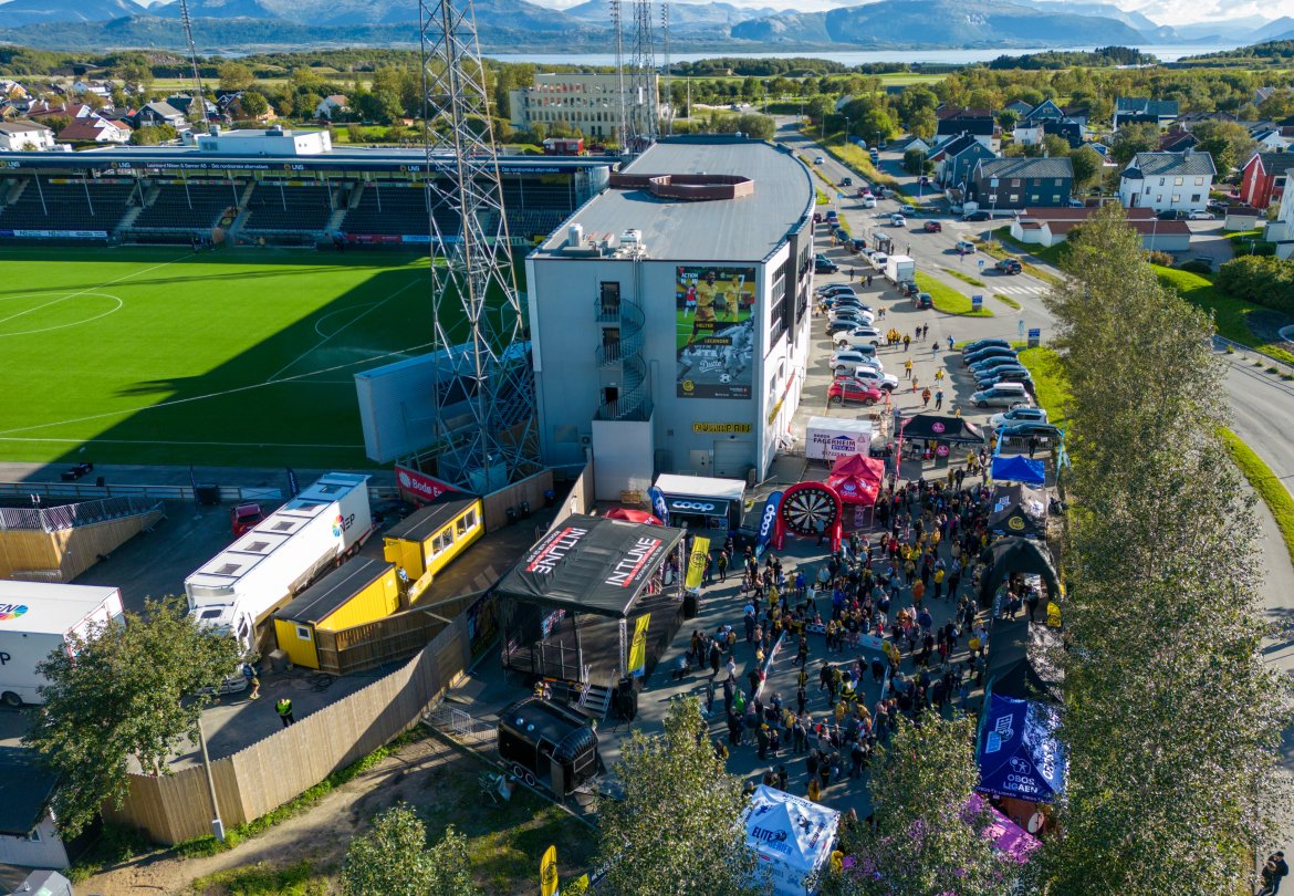 Fanzone før Molde-kampen på Aspmyra 2022. Fanzone+. Oversiktsbilde.