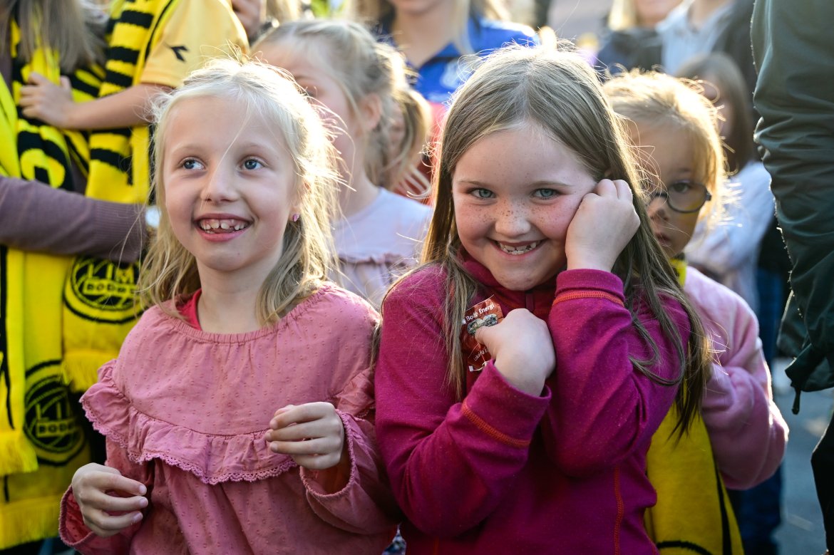 Fanzone før Molde-kampen på Aspmyra 2022. Fanzone+. Blide unger.