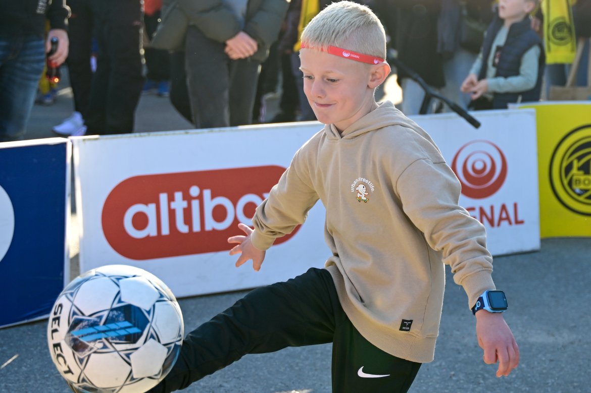 Fanzone før Molde-kampen på Aspmyra 2022. Fanzone+. Triksing i ballbingen.