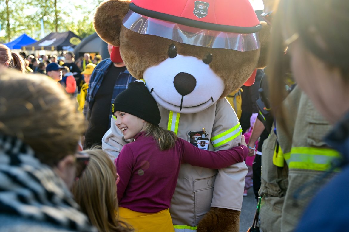 Fanzone før Molde-kampen på Aspmyra 2022. Fanzone+. Brannbamsen Bjørnis.