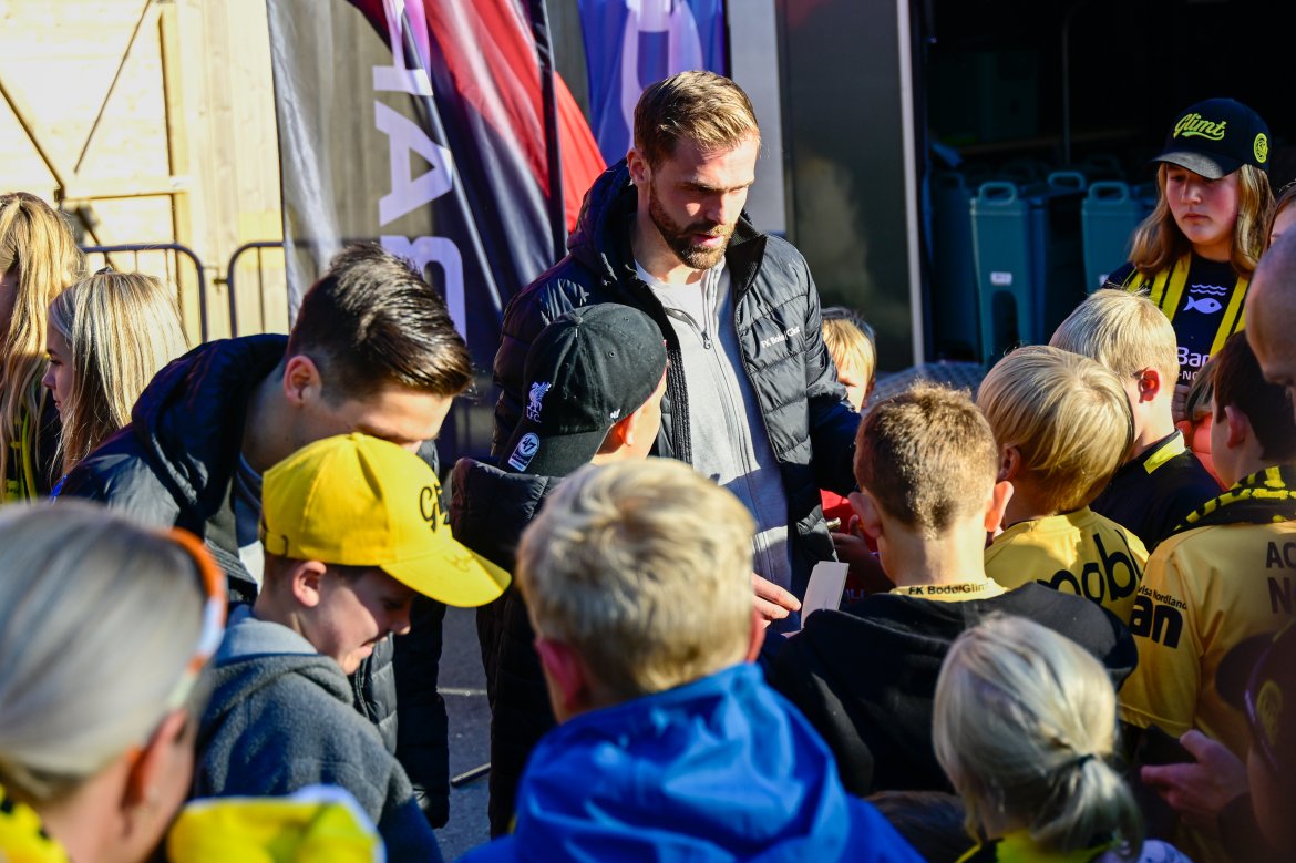 Fanzone før Molde-kampen på Aspmyra 2022. Fanzone+. Brede Moe og Sondre Brunstad Fet signerer.