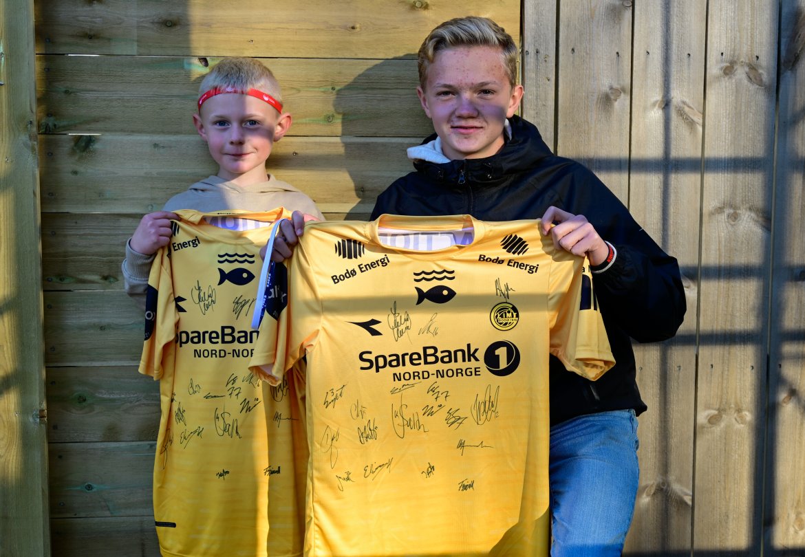 Fanzone før Molde-kampen på Aspmyra 2022. Fanzone+. Signerte drakter.