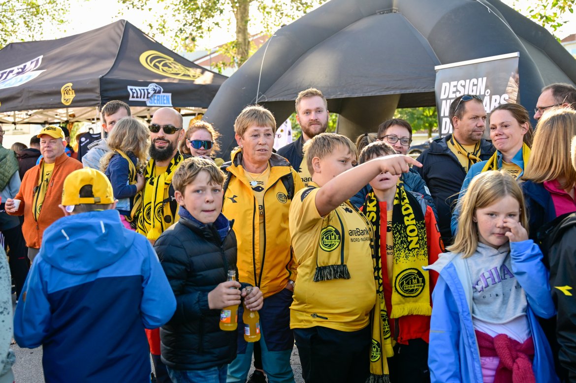 Fanzone før Molde-kampen på Aspmyra 2022. Fanzone+. Supporter. Folk. Mennesker.