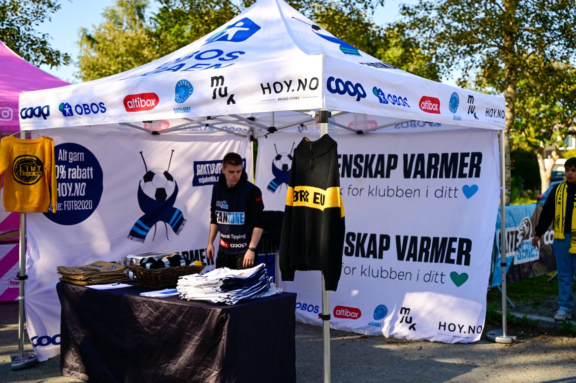 Fanzone før Molde-kampen på Aspmyra 2022. Fanzone+. House of Yarn strikketelt.