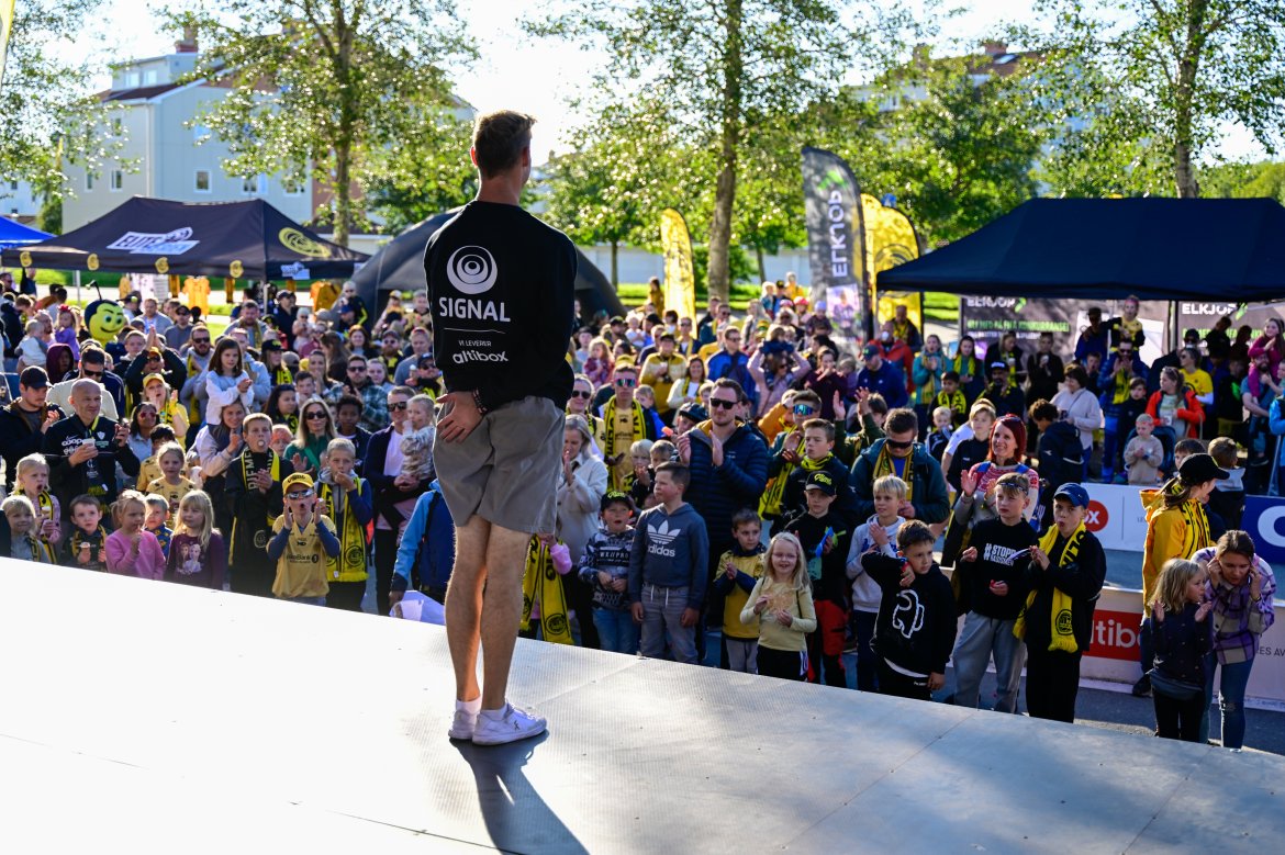 Fanzone før Molde-kampen på Aspmyra 2022. Fanzone+. Tobias Becs på scenen. Verdensmester i triksing.