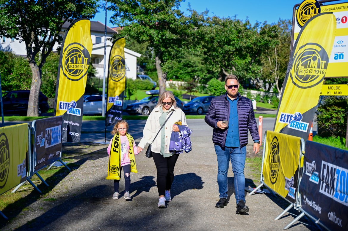 Fanzone før Molde-kampen på Aspmyra 2022. Fanzone+. Inngang til Fanzone.