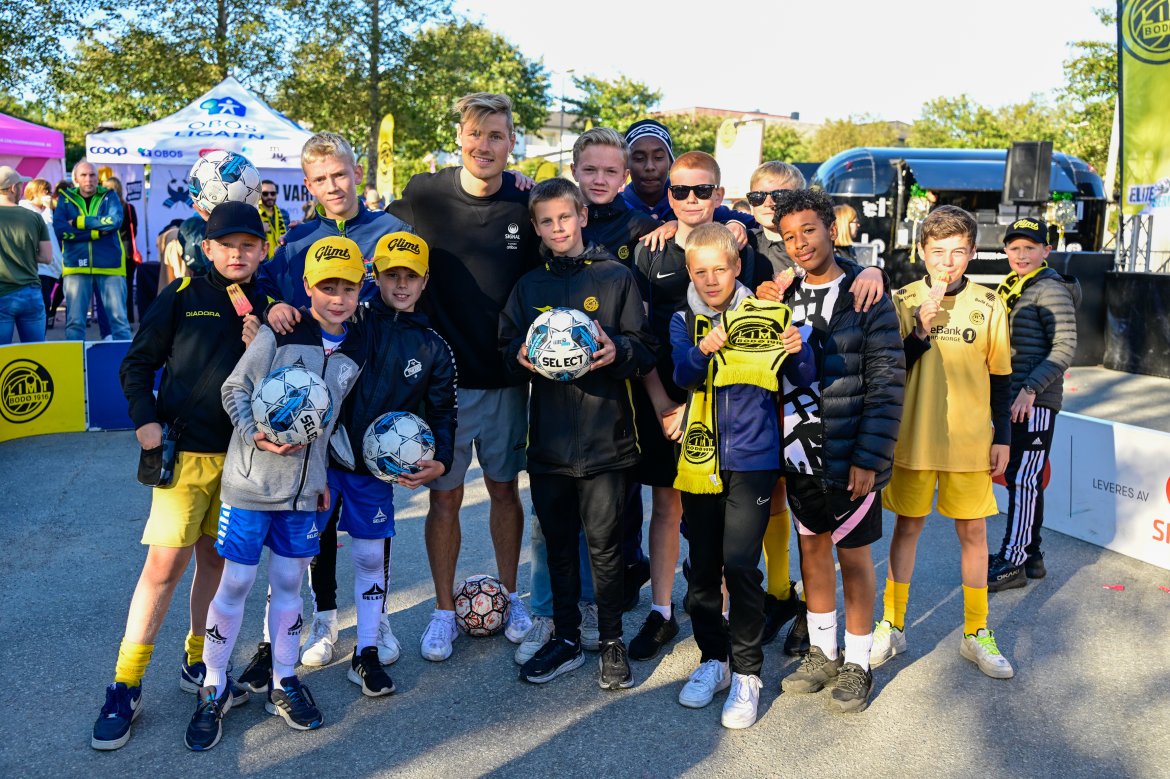 Fanzone før Molde-kampen på Aspmyra 2022. Fanzone+. Tobias Becs med spillere.