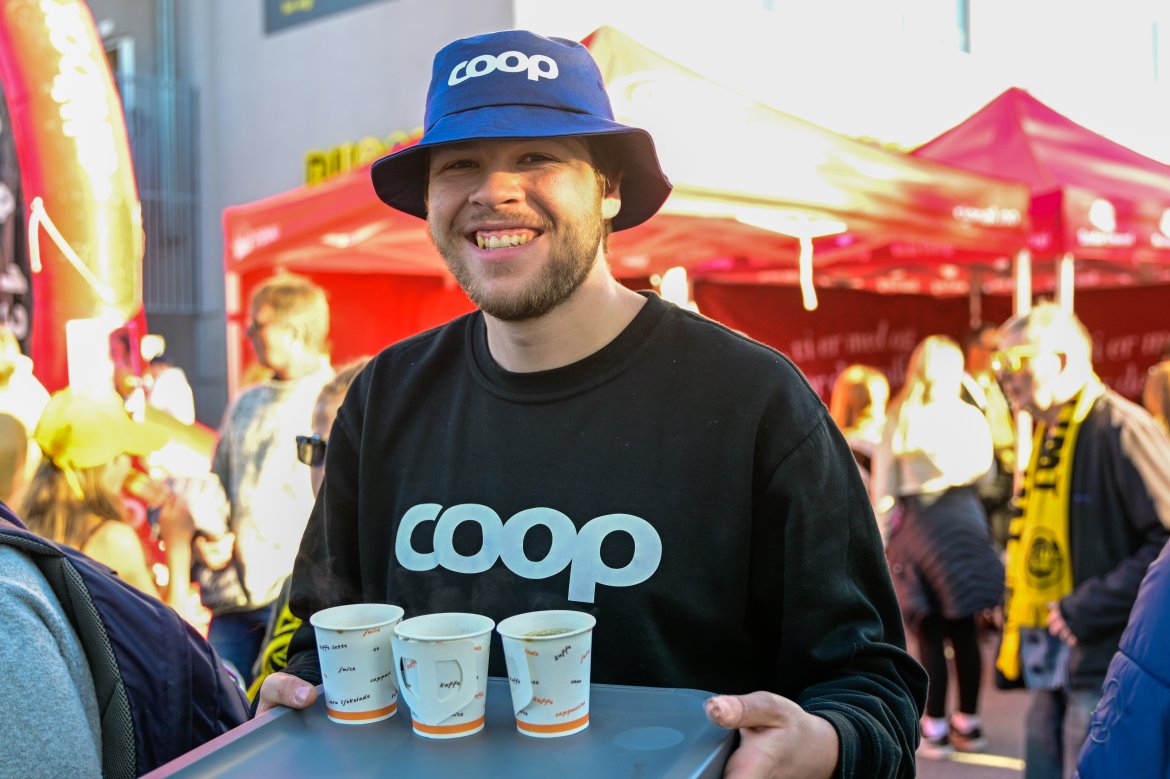 Fanzone før Molde-kampen på Aspmyra 2022. Fanzone+. Coop deler ut gratis kaffe og is.