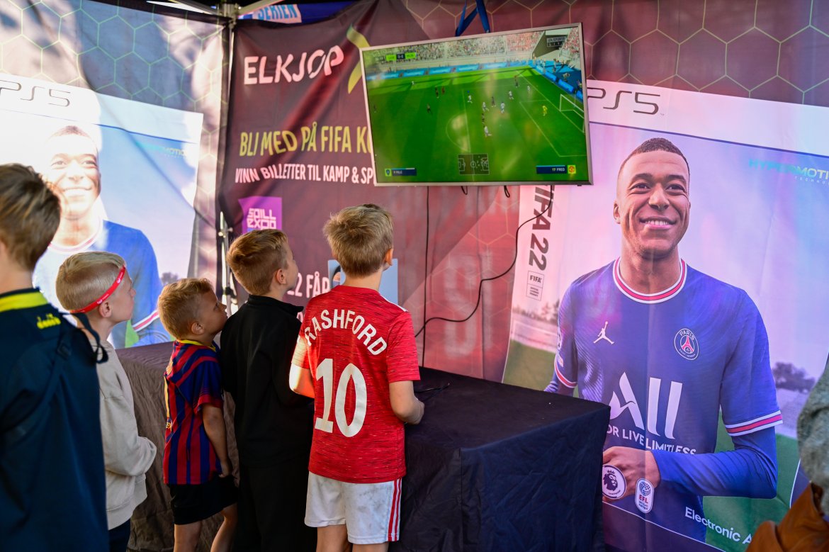 Fanzone før Molde-kampen på Aspmyra 2022. Fanzone+. FIFA-turnering i Elkjøp-teltet.