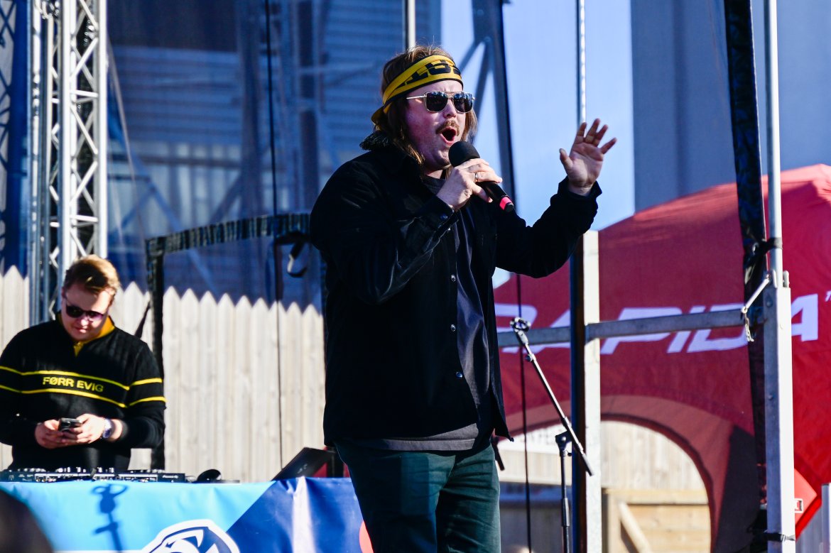 Fanzone før Molde-kampen på Aspmyra 2022. Fanzone+. Aleksander Emilisen på scenen.