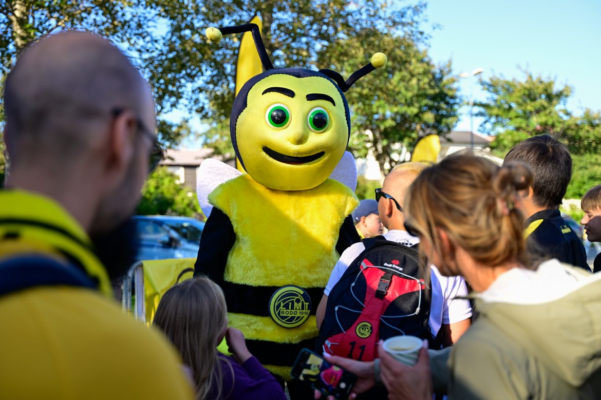 Fanzone før Molde-kampen på Aspmyra 2022. Fanzone+. Putte sammen med folk. Maskoten Putte.
