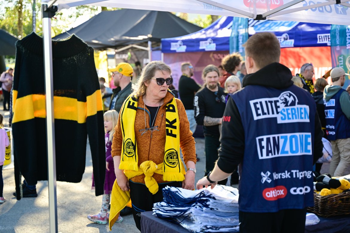 Fanzone før Molde-kampen på Aspmyra 2022. Fanzone+. Strikketeltet til House of yarn.