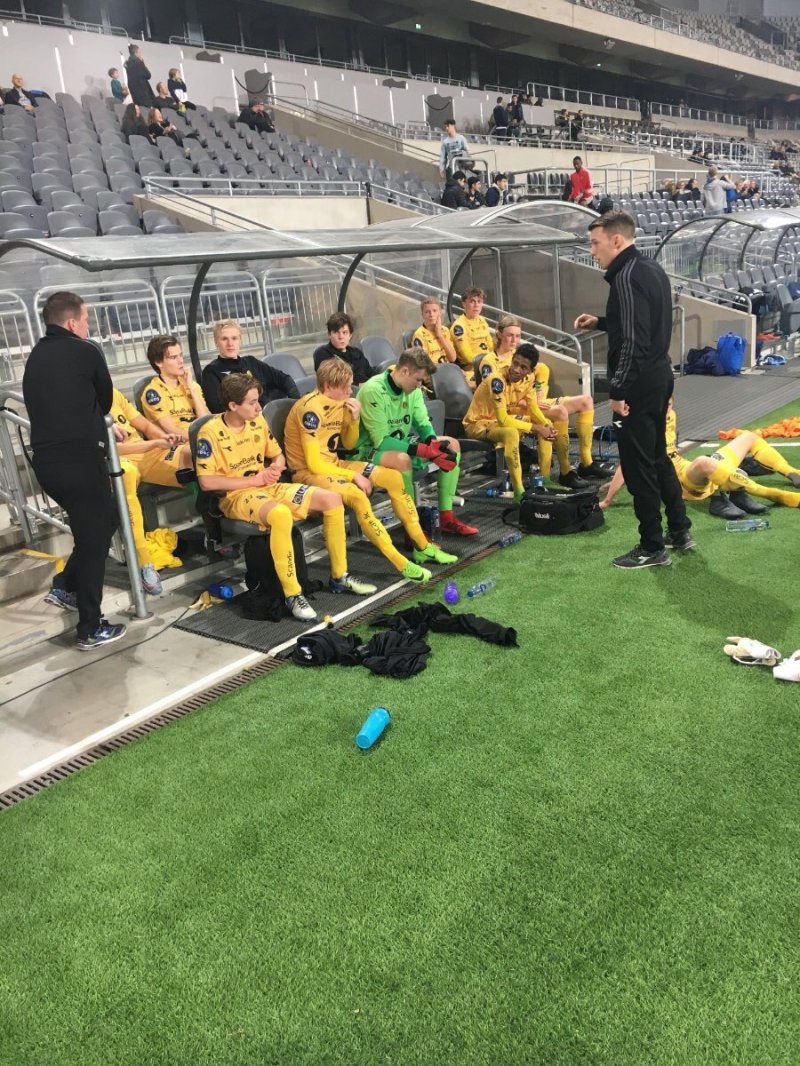 Tom Dent snakker til laget under kamp