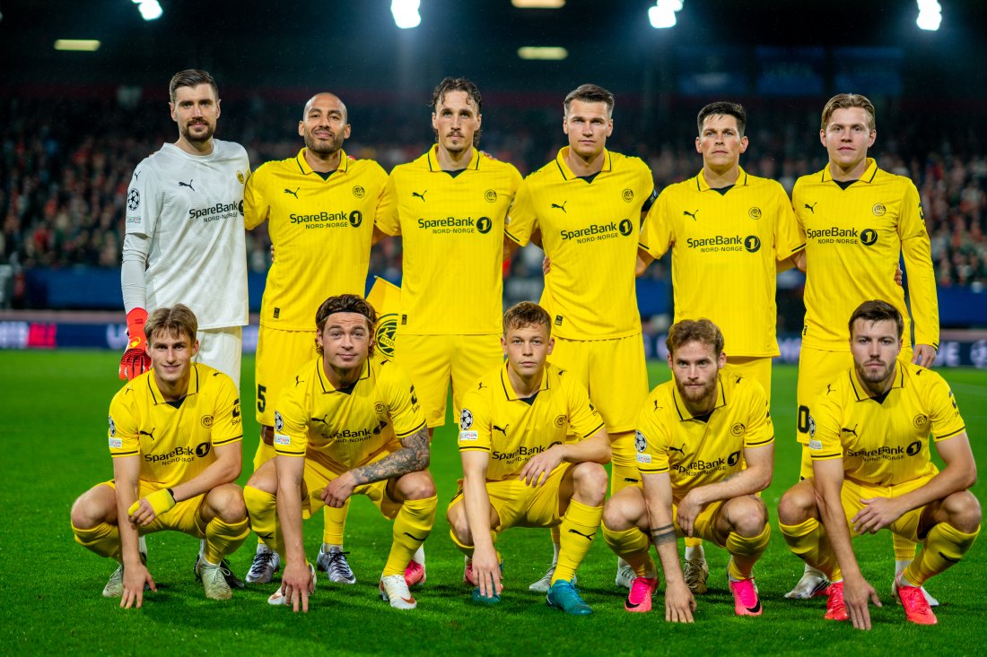 Glimt-laget som spilte bortekampen mot NEC Nijmegen poserer for kamera like før avspark.