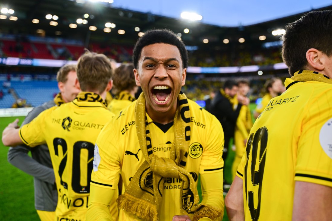 Daniel Bassi jubler mot kamera på Ullevaal etter cupfinalen i 2026. Rundt halsen hans henger et gullfarget skjerf.