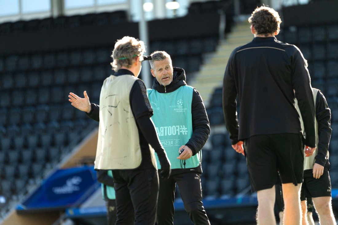 Kjetil Knutsen peker og tegner på trening dagen før kamp mot Tottenham i Champions League
