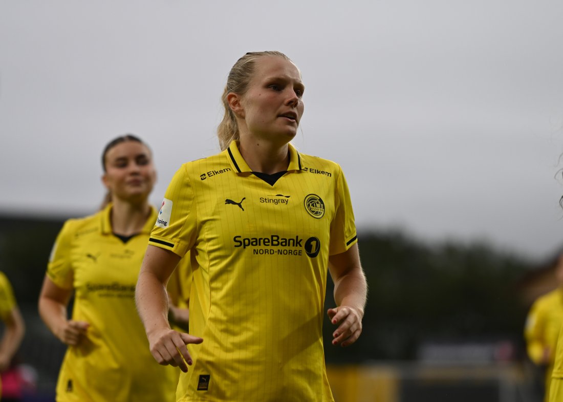 Ida Holm Neset poserer i gult under en kamp. 