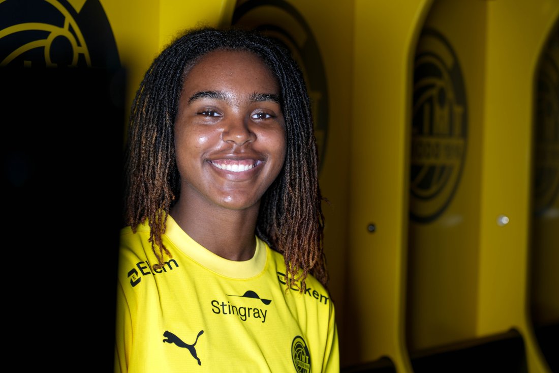 Imani Jenkins smiler til kamera i Glimts garderobe iført sin nye Glimt-drakt