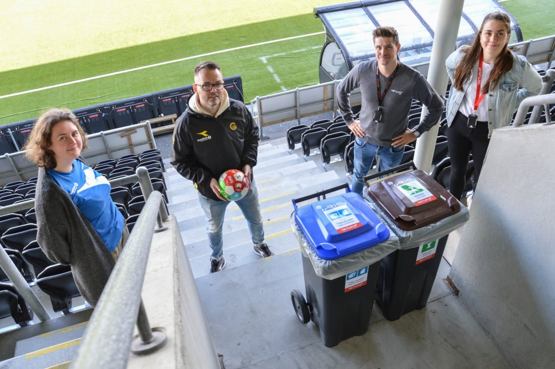 Benedicte Halvorsen og Tom Steffensen fra Bodø/Glimt, sammen med Pernille Kolsing og Erik Johnsen fra Retura Iris da Aspmyra Stadion tok de første steg mot å bli en restavfallsfri stadion.