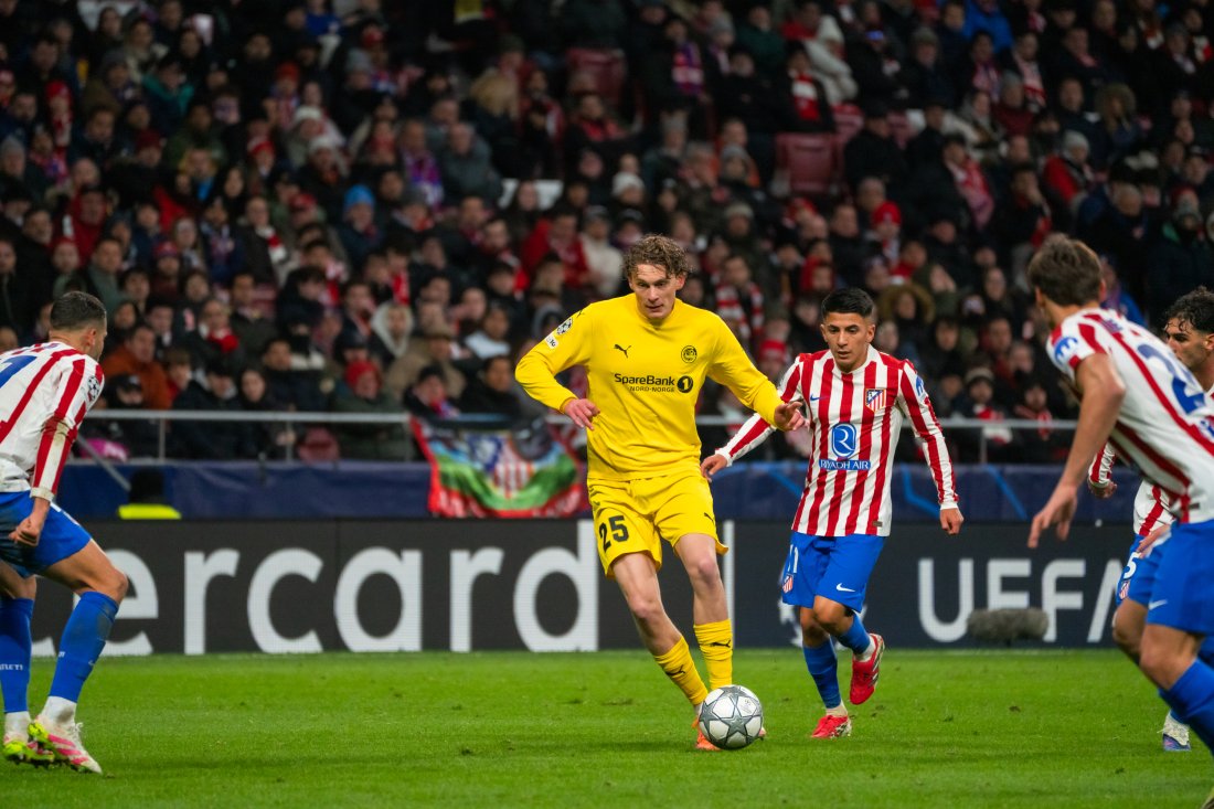 Isak Dybvik Määttä er omringet av spillere fra Atletico Madrid. 