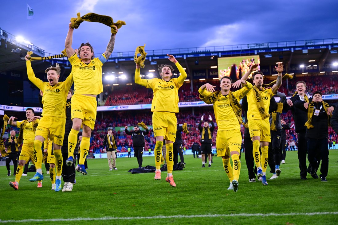 Isak Määttä jubler sammen med Patrick Berg på Ullevaal etter at Glimt vant cupfinalen. 