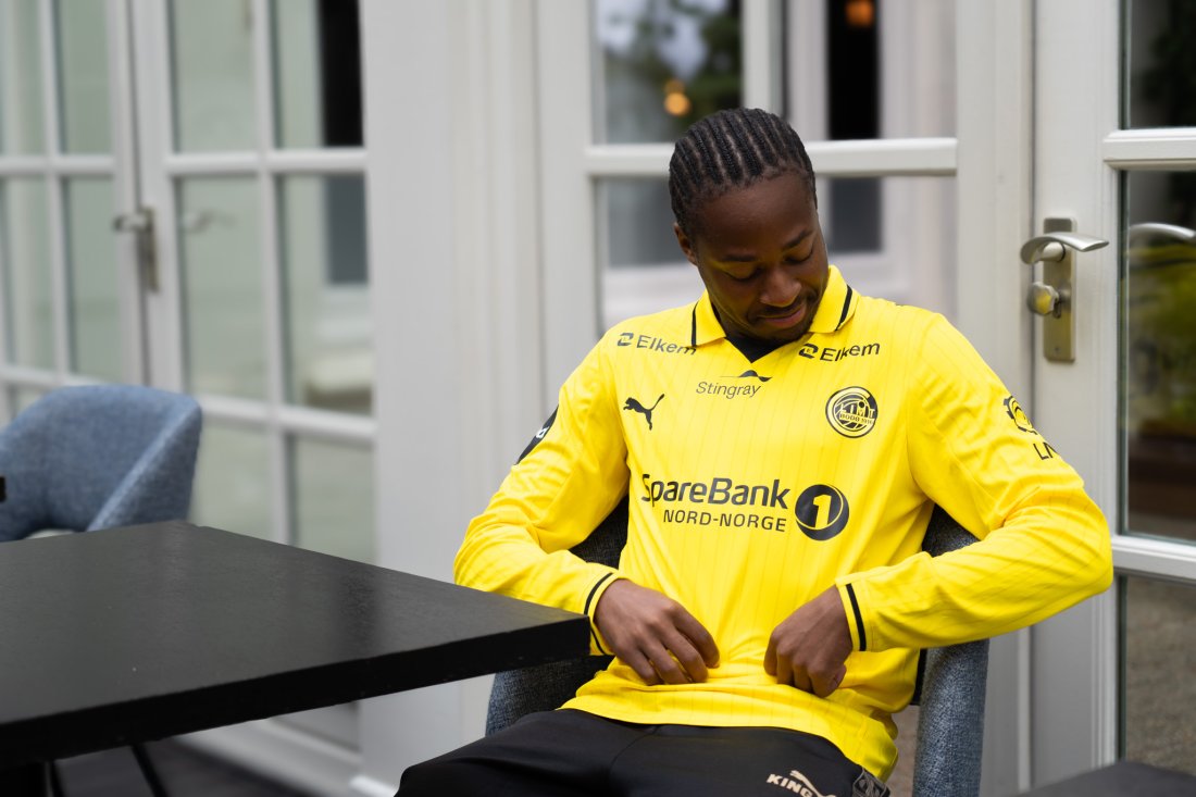 Joel Mvuka ser ned på sin nye hjemmedrakt.m