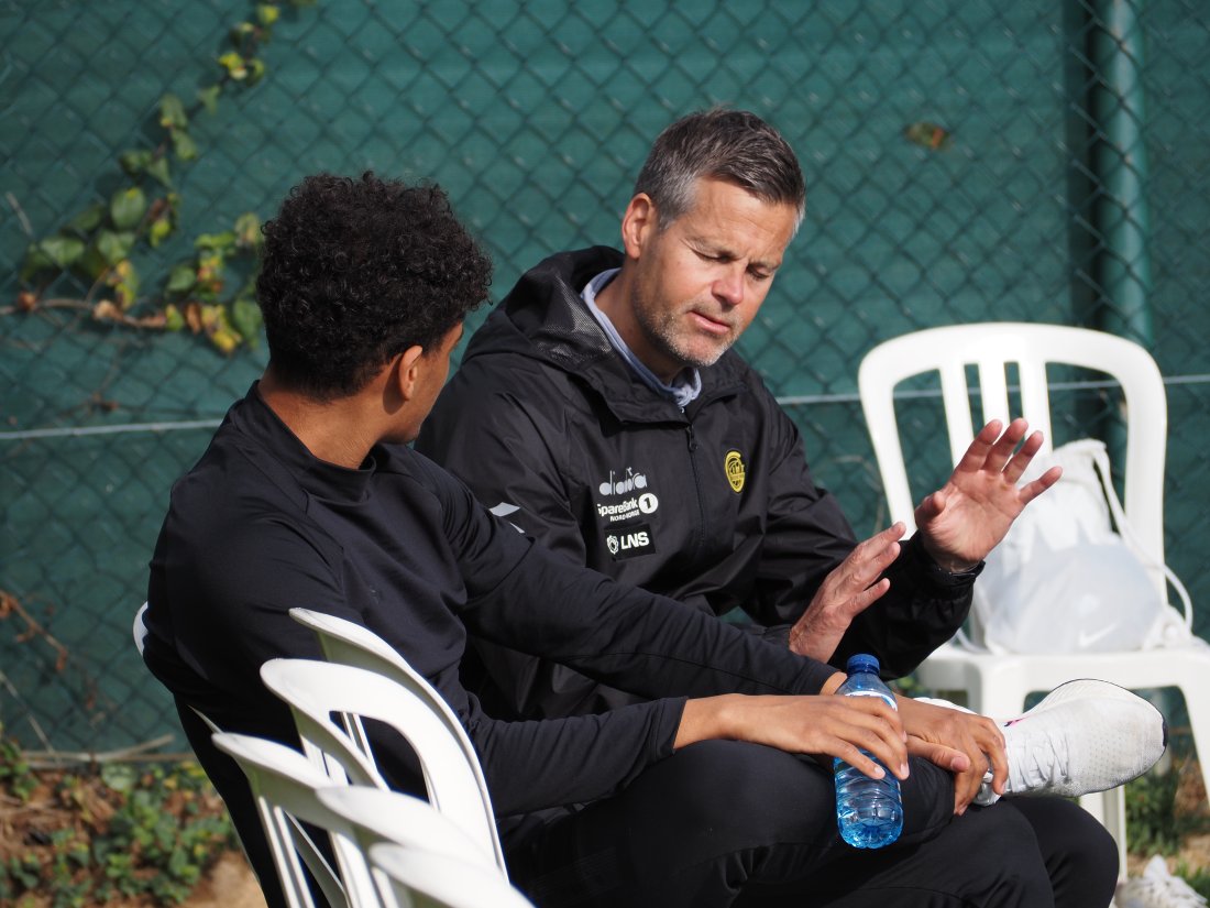 Kjetil Knutsen i samtale med Jephet Sery Larsen ved treningsfeltet i Spania 2022.JPG